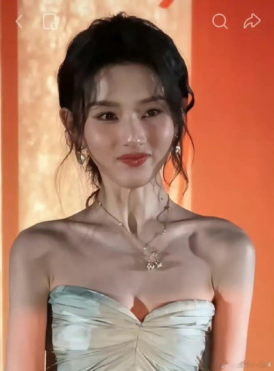 宋祖儿减肥也太极端了。还记得上一次内娱瘦成这种骨架的是有心理疾病的郑爽。