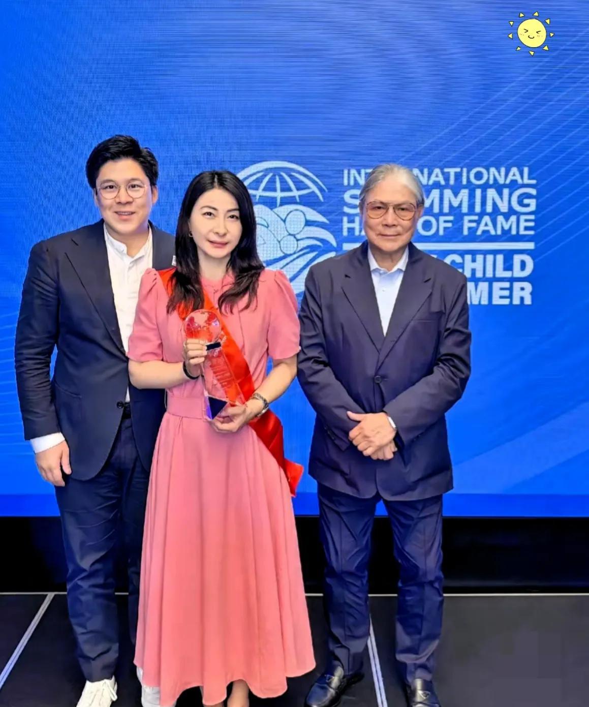 霍震霆最近乐坏了。不是因为二儿子霍启山的婚事，是儿媳郭晶晶带他去领奖，7月28