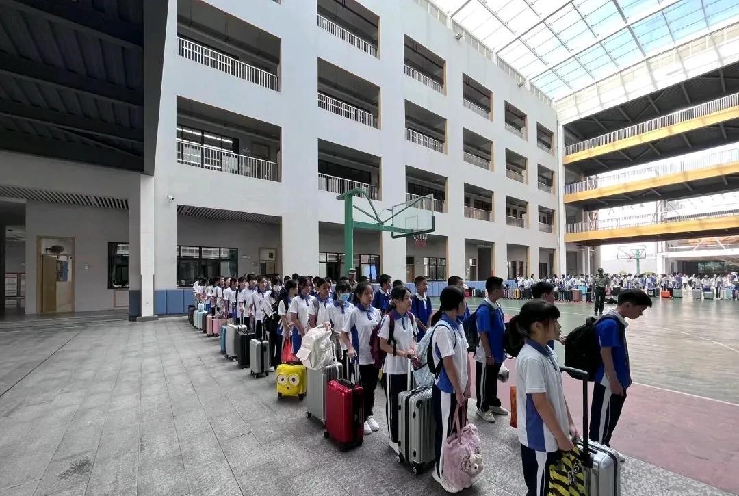 初中学生军训收费670块多不多？我儿子读的是深圳的一所民办学校，新生的军训费是
