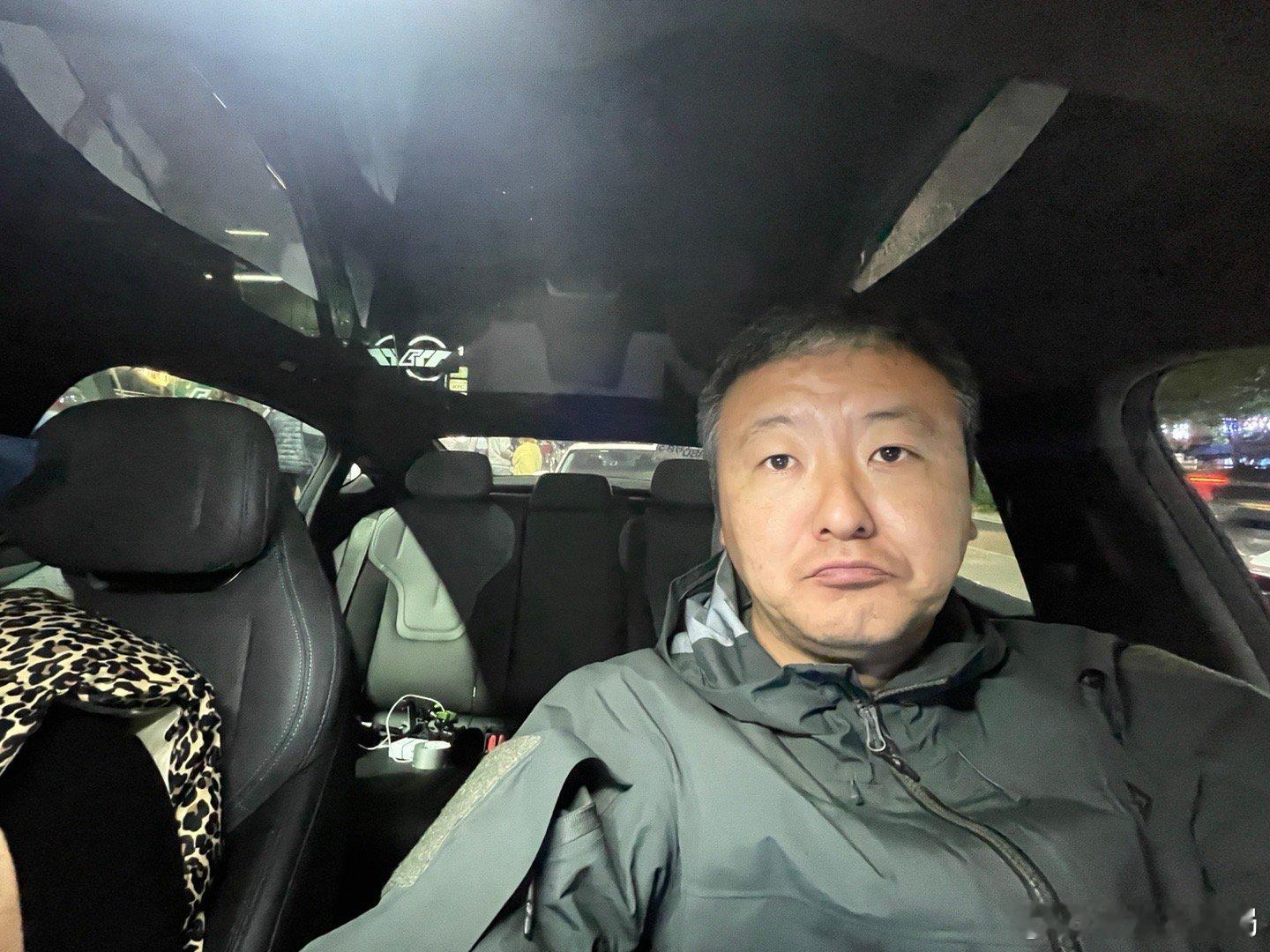 路边正规车位停车吃饭，吃完之后上车发现被叔叔挡住了。等了45分钟不见人。这时候应