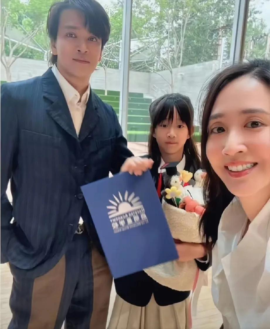 基因的魔力简直逆天啦！陈晓东女儿朵朵毕业典礼一亮相，瞬间成为全场焦点。