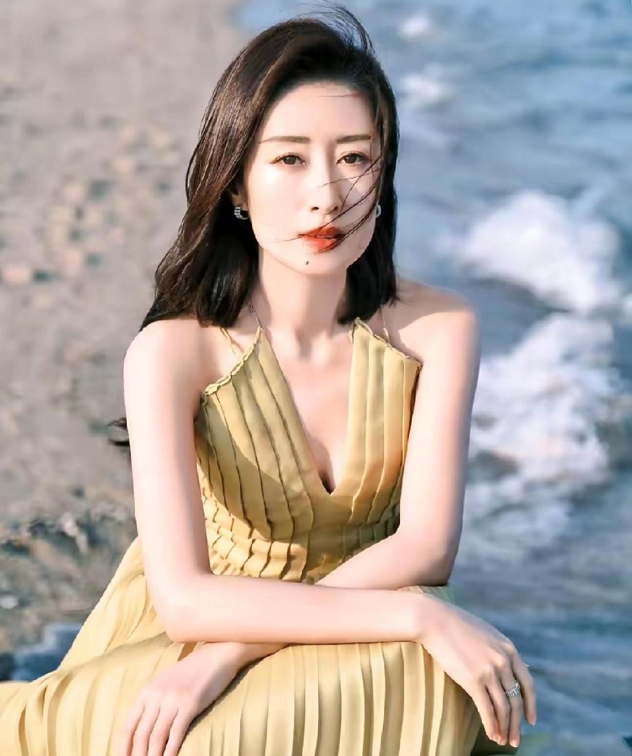 她演了半辈子戏，最出圈的却是翻白眼。但资本就爱她这张脸。刘敏涛摔话筒那天，整