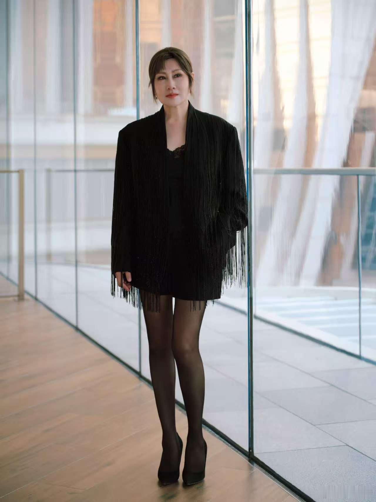 张凯丽特意换掉留了12年的短发完全不同的气质！果然演员就是要有各种各样的风格魅力