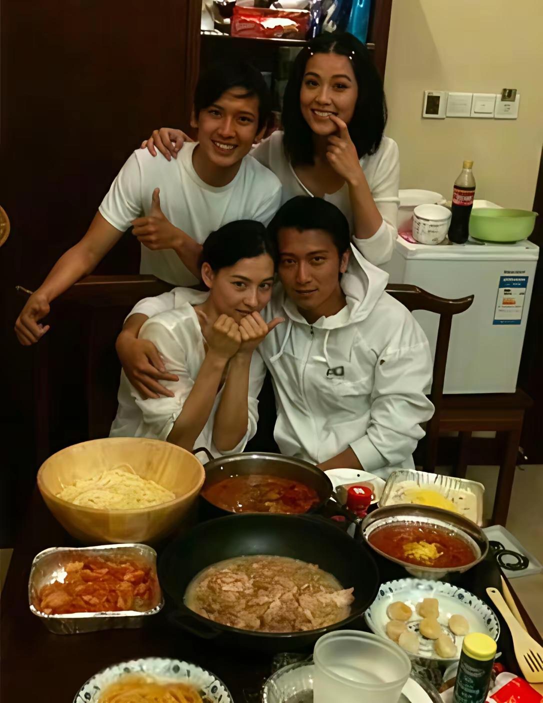 我不知道明星对爱的定义是什么我只知道当年谢霆锋爱惨了王菲分手后就和张柏芝结