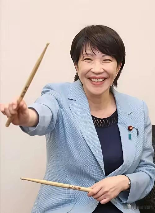 高市早苗堪称日本历史上最丑的首相，真奇怪她为何不去整容。说她丑，可不只是外貌。这