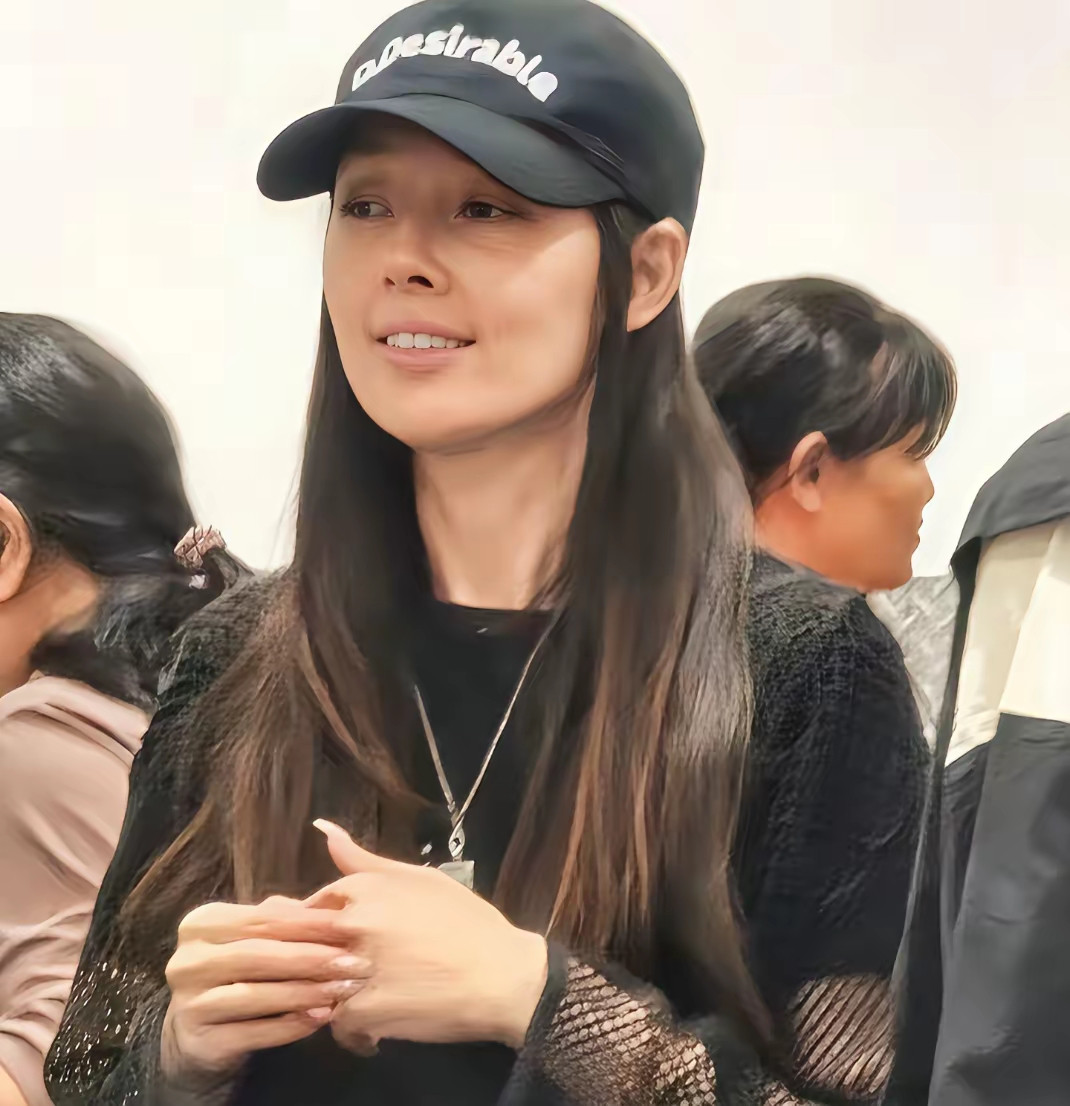 郭碧婷看着很憔悴双目无神，她曾在节目里爆料说，读书的时候长相很能迷惑人，同学们都以为她是富二代家里有