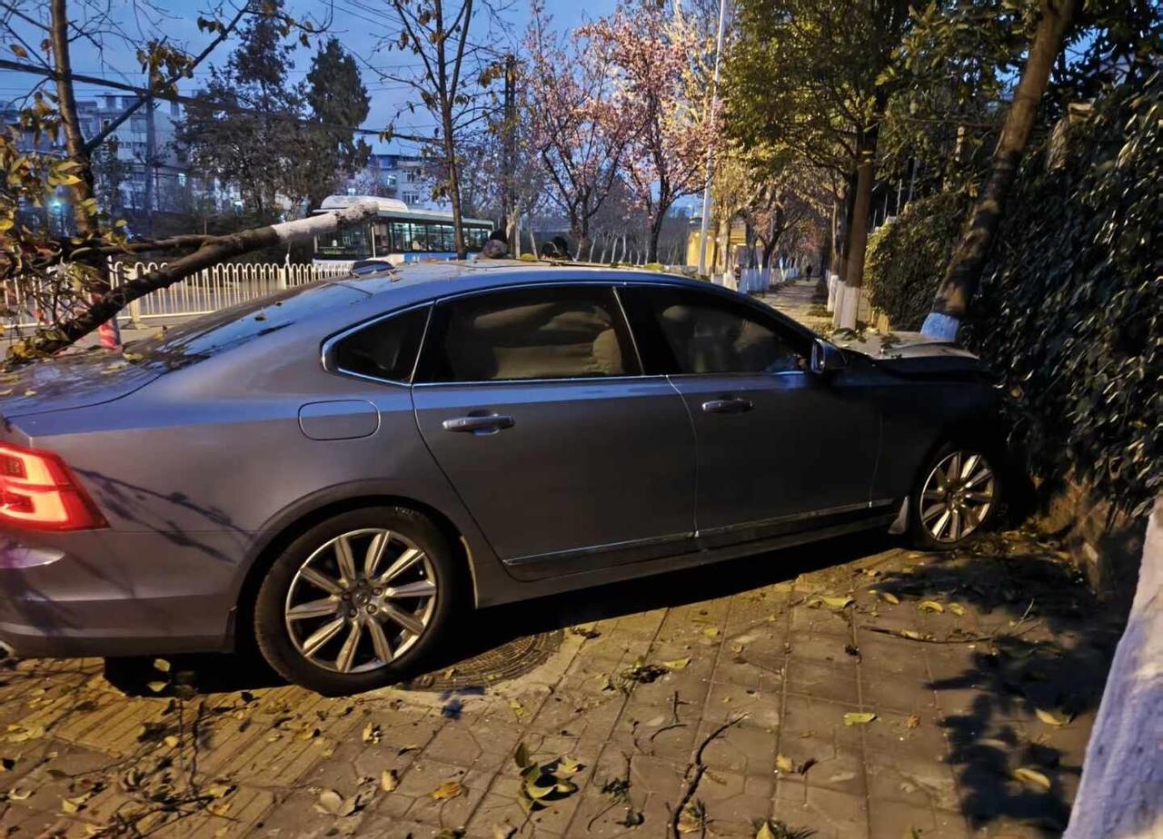💥经历那场事故，他依然选择了S90说真的，这件事如果不是发生在身边，我可能都