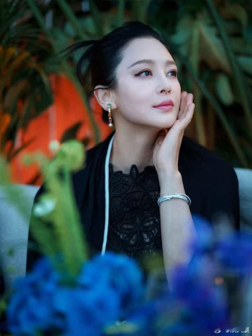 陈红的样貌属于越品越惊艳的类型，长相端庄大方自带温婉气韵，举止优雅得体，随着年岁
