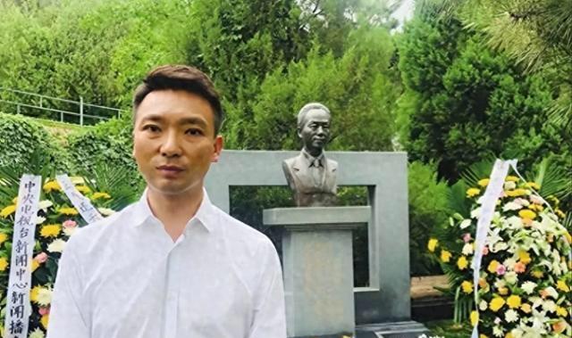 这是2019年康辉给已故主持人罗京扫墓时，站在墓碑前，对着冰冷的石碑拍了张“合影