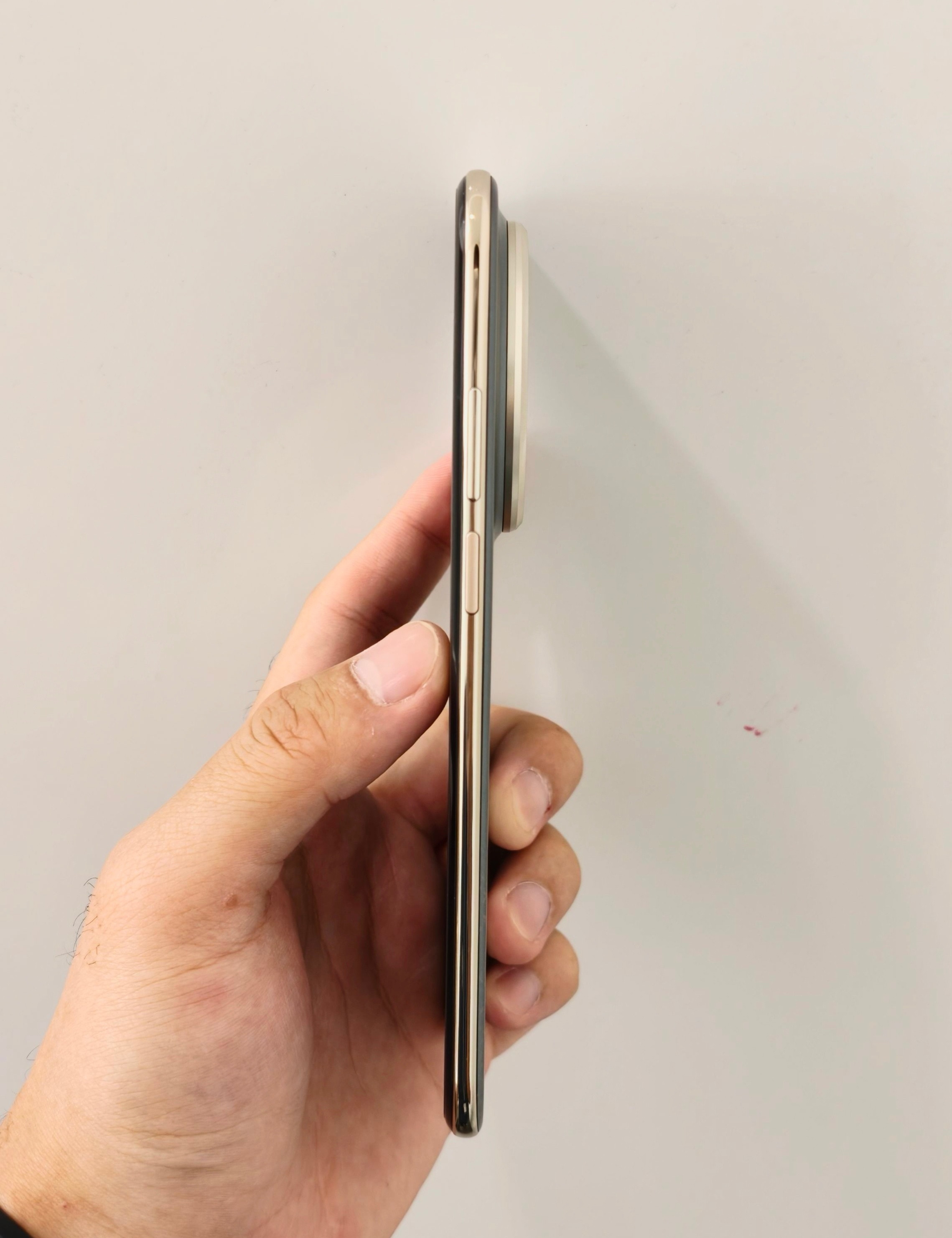 华为Mate70Air真机曝光！好薄好帅好有高级质感。你们喜欢了吗？[色