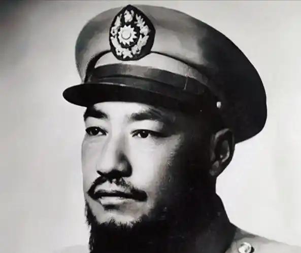 1961年，58岁的马步芳对18岁的五姨太说：“把你妈妈和两个妹妹叫来伺候我！”