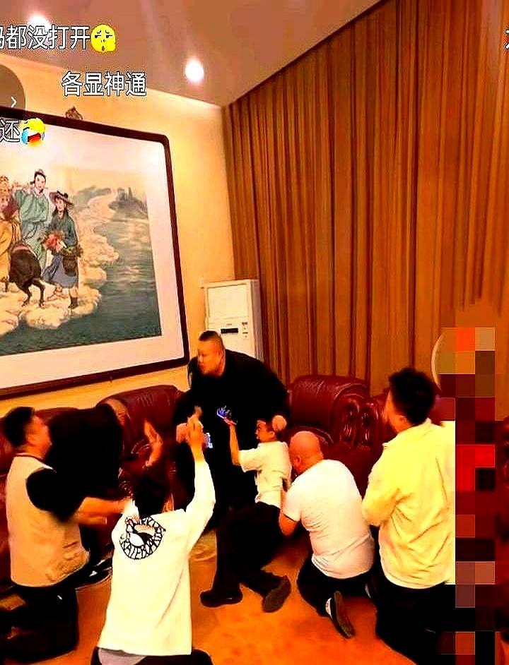 磕一个头3000块，德云社后台这生意，比说相声还赚钱。岳云鹏带队，门一开，