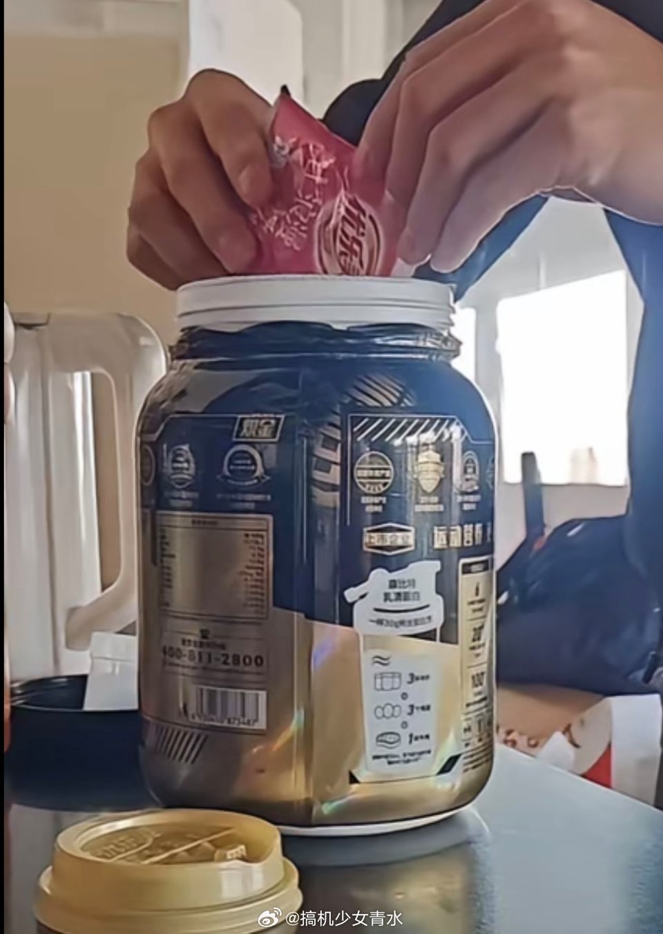 蟑螂粉蛋白粉蟑螂制成的蛋白比市面上的蛋白粉贵多了[doge]我看朋友健身也挺苦的，