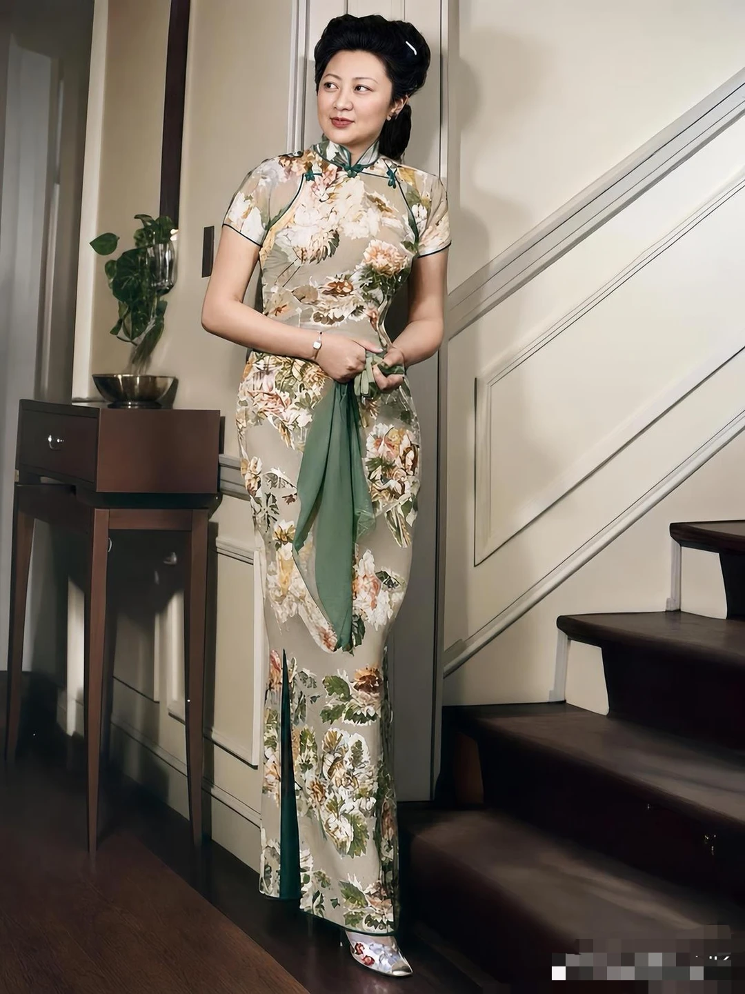 这是宋子文的夫人张乐怡在纽约长岛别墅的一张留影老照片，拍摄于1942年...