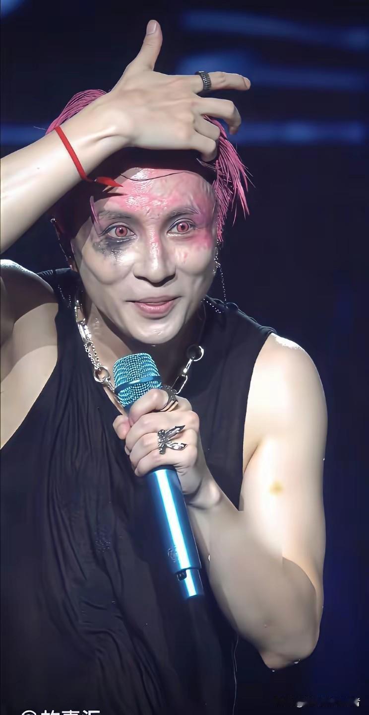 薛之谦真的太多搞笑了，这演唱会头发掉色，脸上的妆也掉色，真是太夸张了。