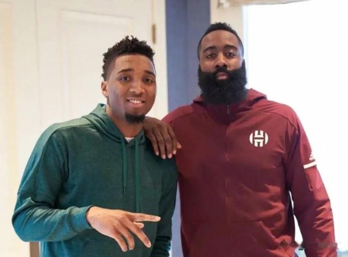 克利夫兰骑士正在同时争取～字母+哈登+詹姆斯的豪华阵容！！队内除了米切尔，其他