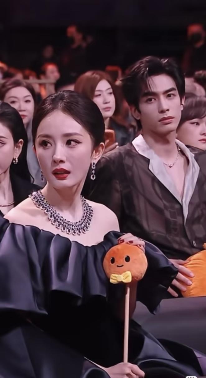 微博之夜的策划组是会安排的，​不信你看，​好多次，都把宋威龙安排在女明星中间