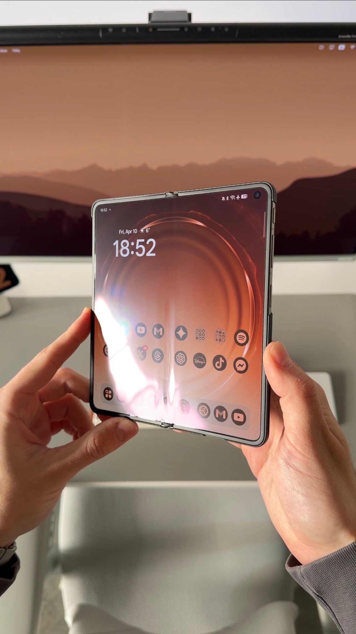 外国博主使用OPPOFindN6一个月折痕情况，虽然在特定光线下能看到，但