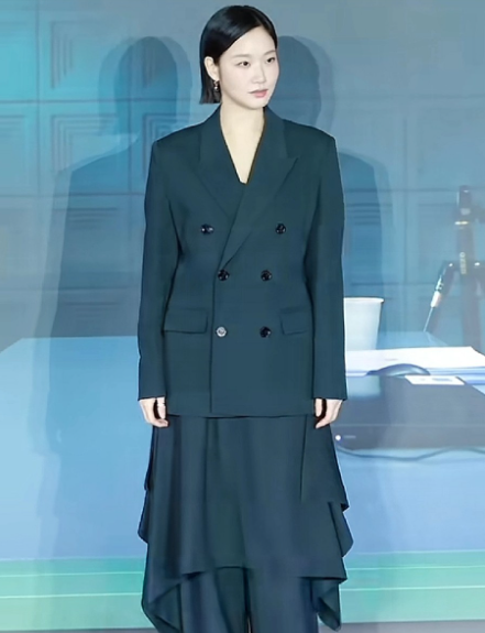 金高银妆容干干净净，穿着气质，演技好，衣着得体，身材健康，美丽又优雅，演技又好，