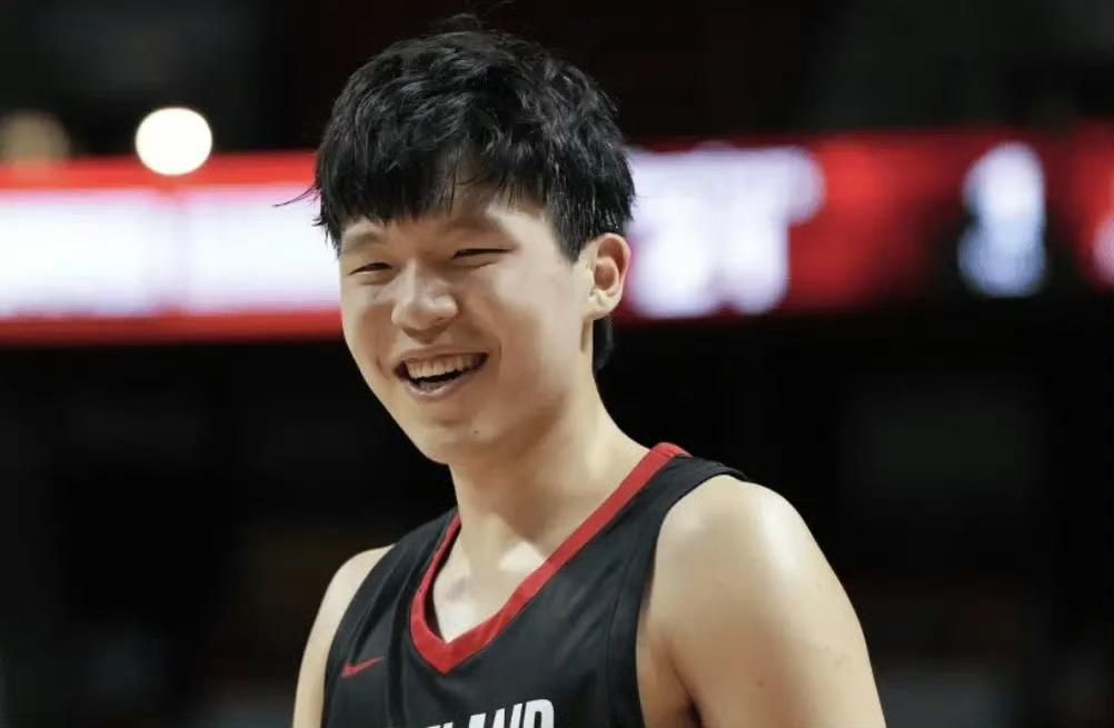 杨瀚森成“防守黑洞”？别急着骂，他其实是个卧底！今天打开数据表，我差点以为眼花