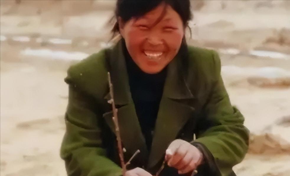 1985年，19岁的殷玉珍嫁到毛乌素沙漠边缘的井背塘，这里只有漫天黄沙和一个四平