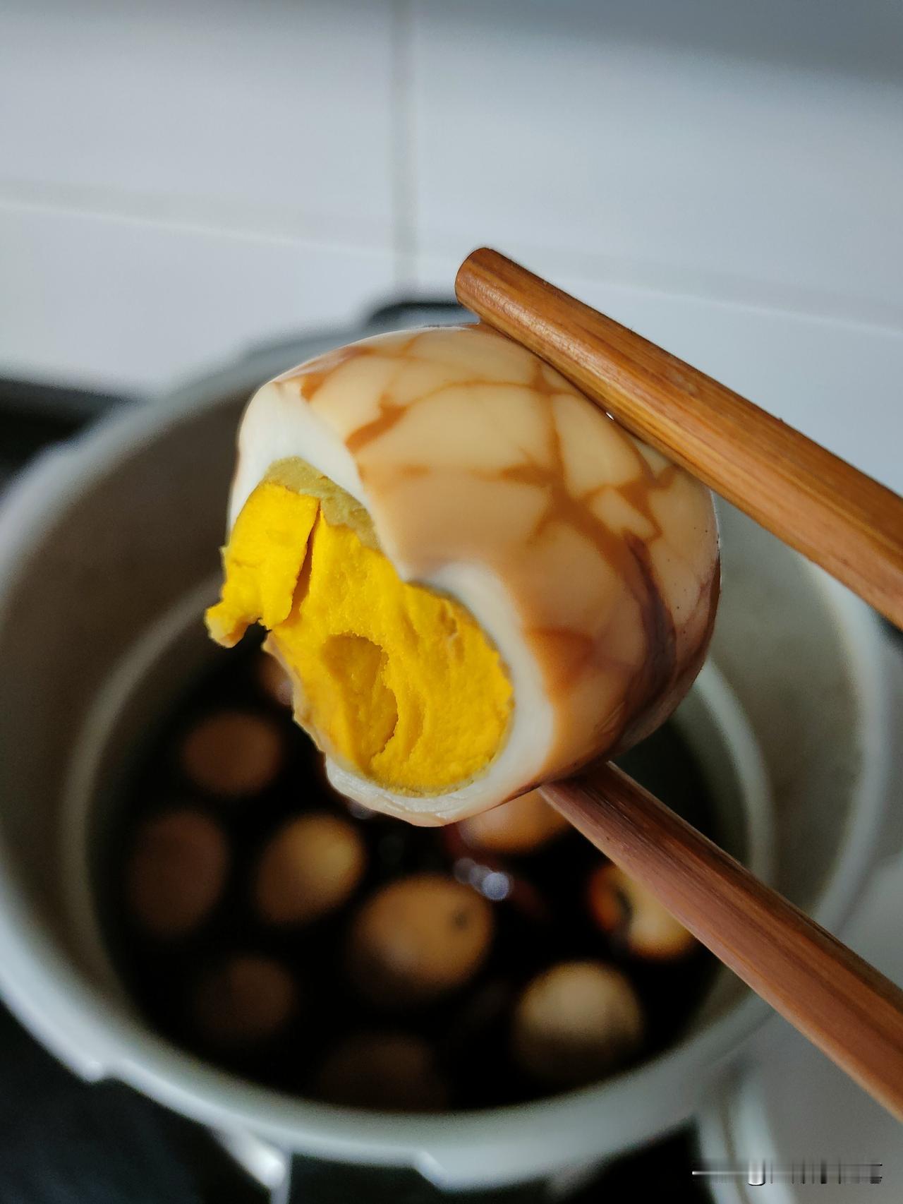 人到中年减脂，真没必要跟自己较劲。周末花半小时煮一锅茶叶蛋，够吃整整一周，每