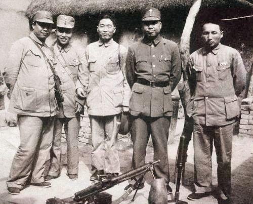 1938年7月，国军少将张岚峰率部投日。不久后他的弟弟张俊峰和日军发生纠纷，被日