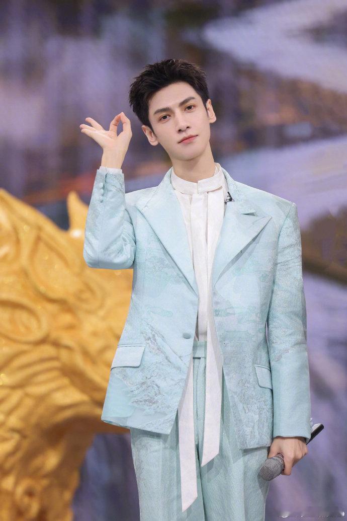 罗云熙小心翼翼闯了很多祸表面上步步谨慎生怕出错，结果一个眼神没藏住，重要信息直