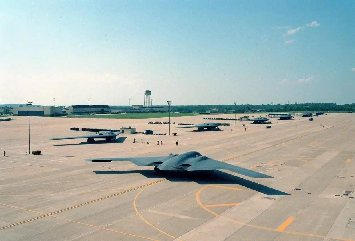 当7架B-2轰炸机在100多架护航机配合下空袭伊朗的消息传开，有人说“中国这下该