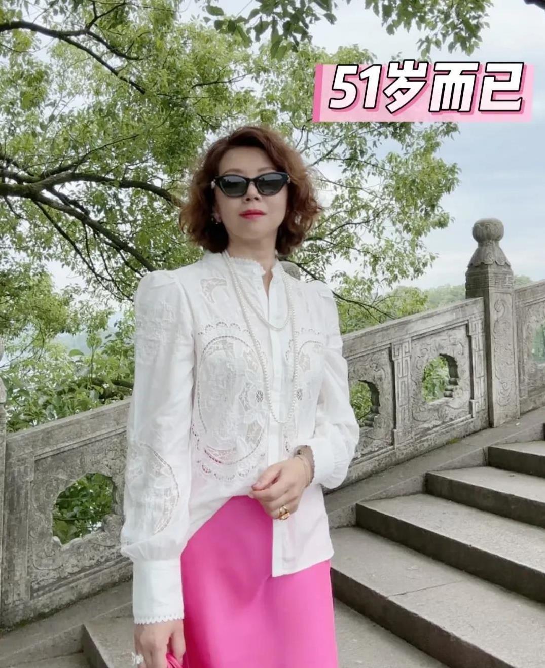 我姐51岁属龙的刚刚退休，退休金5300元天天得瑟的像是退休金有1万元似的。