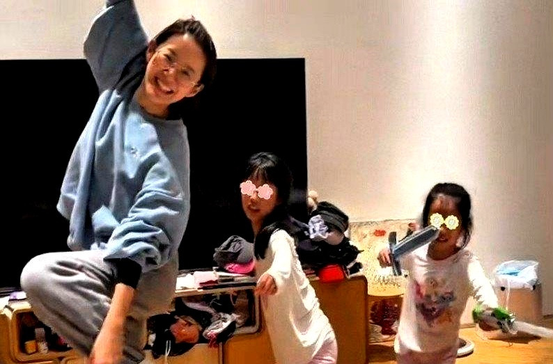 陈赫又被幸福追着跑了！张子萱带着俩闺女把41岁的他围着打闹，他素颜出镜，肤色有点黑，裤腿还被袜子包得