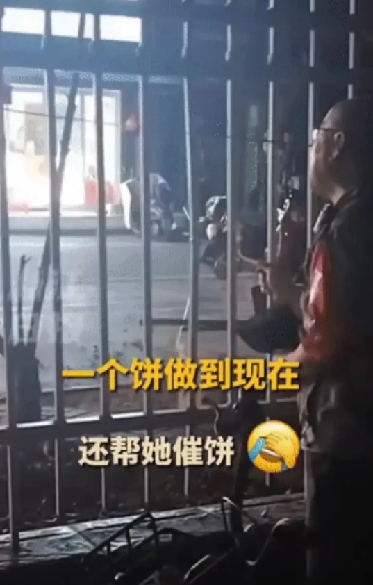“这保安大叔太可爱了!”安徽合肥，晚上门禁过后，女同学想出去到校门口对面买饼，被