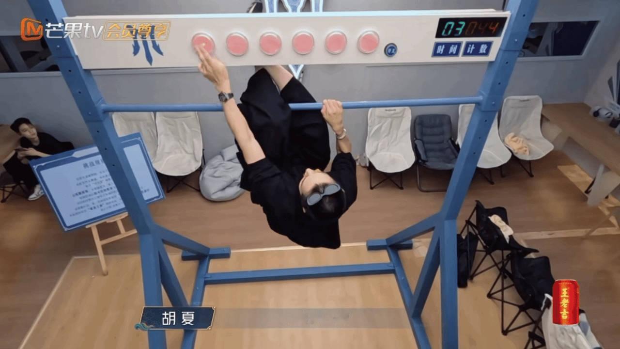 李承铉40岁的年纪20岁的身体就是说还有什么是李承铉不会的，披荆斩棘里挑战倒挂