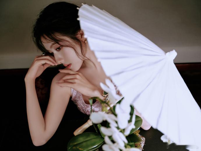 李兰迪美得好大气白色的裙子真的是我心目中的公主殿下，李兰迪美得好大气，淡淡的笑