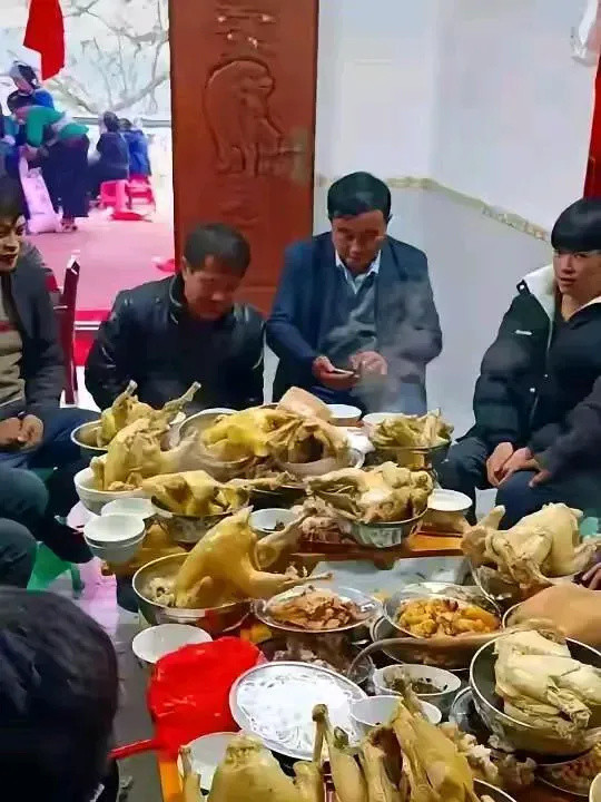 这是我见过最离谱的席了，但凡多上几个菜…​​​