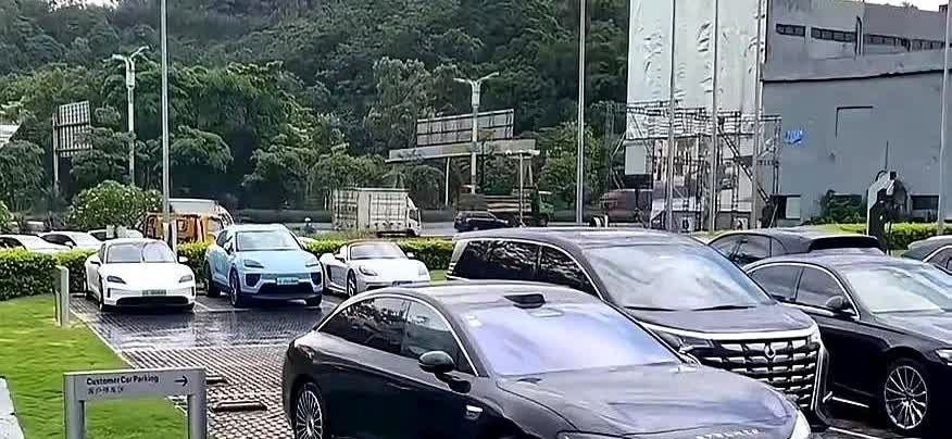 享界S9销量冰火两重天：增程版爆卖千台，纯电版惨变'百台守门员'！车主怒喷反人类无线充：竖插煎蛋+空调折磨，3M胶自救杯架变充电宝！