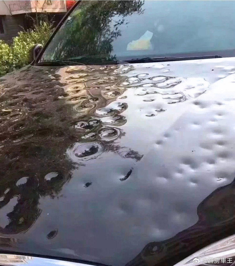 北京冰雹昨晚一场冰雹过后的结果，看看这些车被砸的千疮百孔，保险公司能给买单吗？