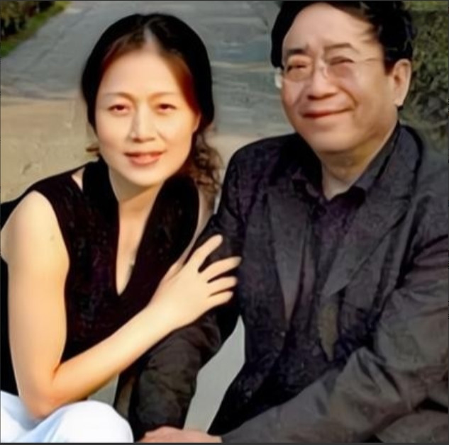 1992年，余秋雨二婚娶了小16岁的黄梅戏演员马兰，洞房花烛夜，余秋雨向妻子提出