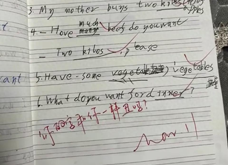 河南的一位妈妈，晚上辅导孩子写作业时，无意间翻开了作业本。本子上，老师批改的红字