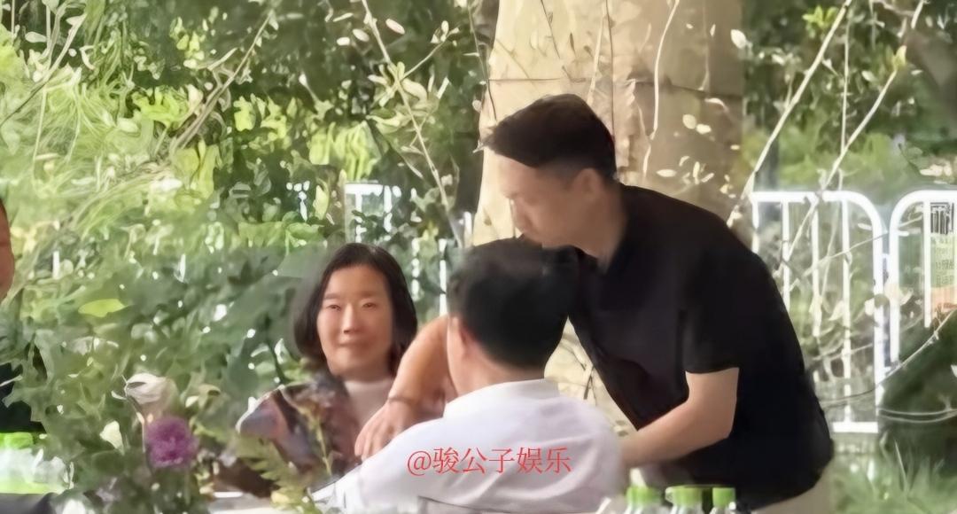 9月20日，有网友在杭州西湖偶遇了老戏骨陈宝国与妻子赵奎娥。当天，陈宝国一袭白衬