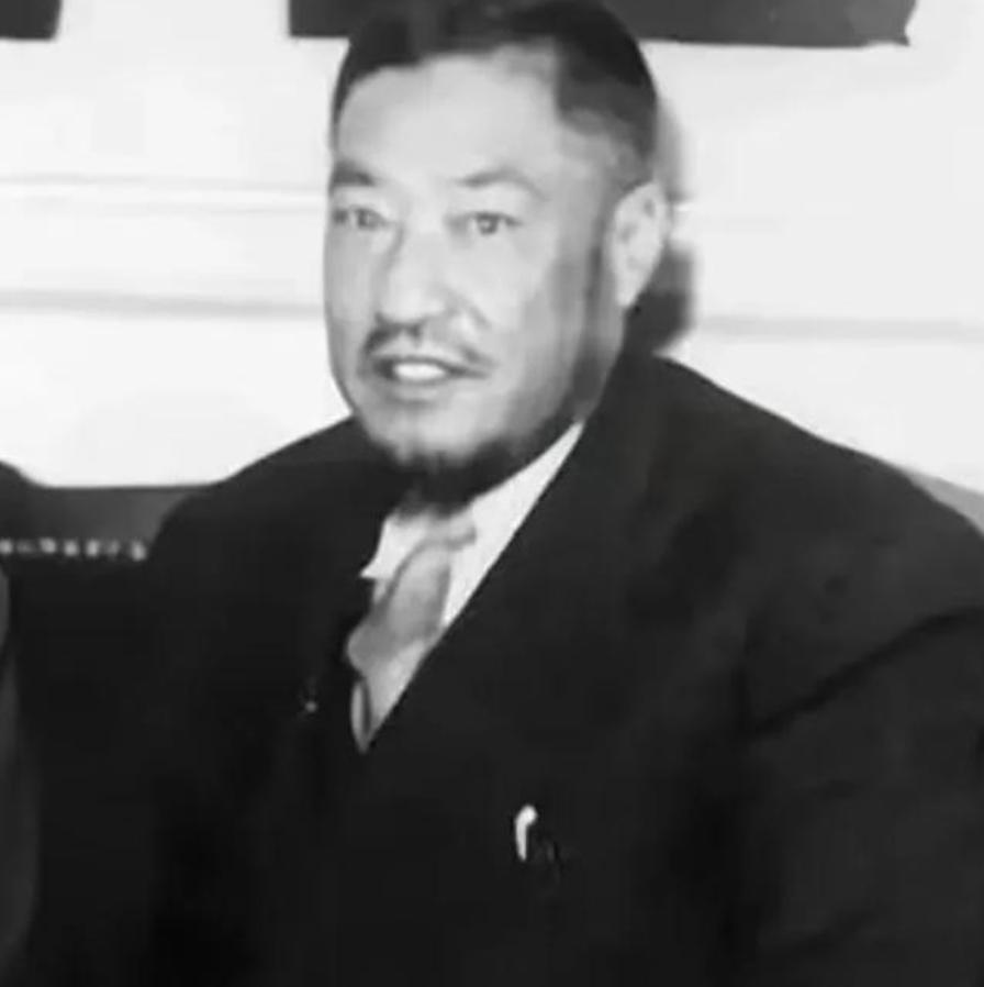 1949年，马步芳包了3架飞机，带着200多名家眷前往沙特。出发前，他得