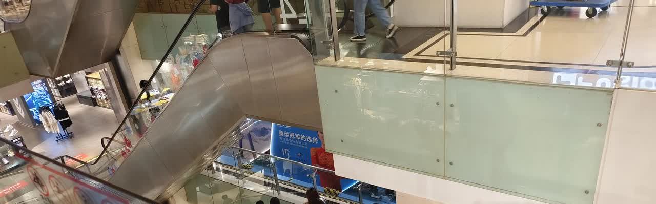 我的天今天这边是有周深的演唱会吗？这个商场半小时内好多人啊，都是漂亮小姐