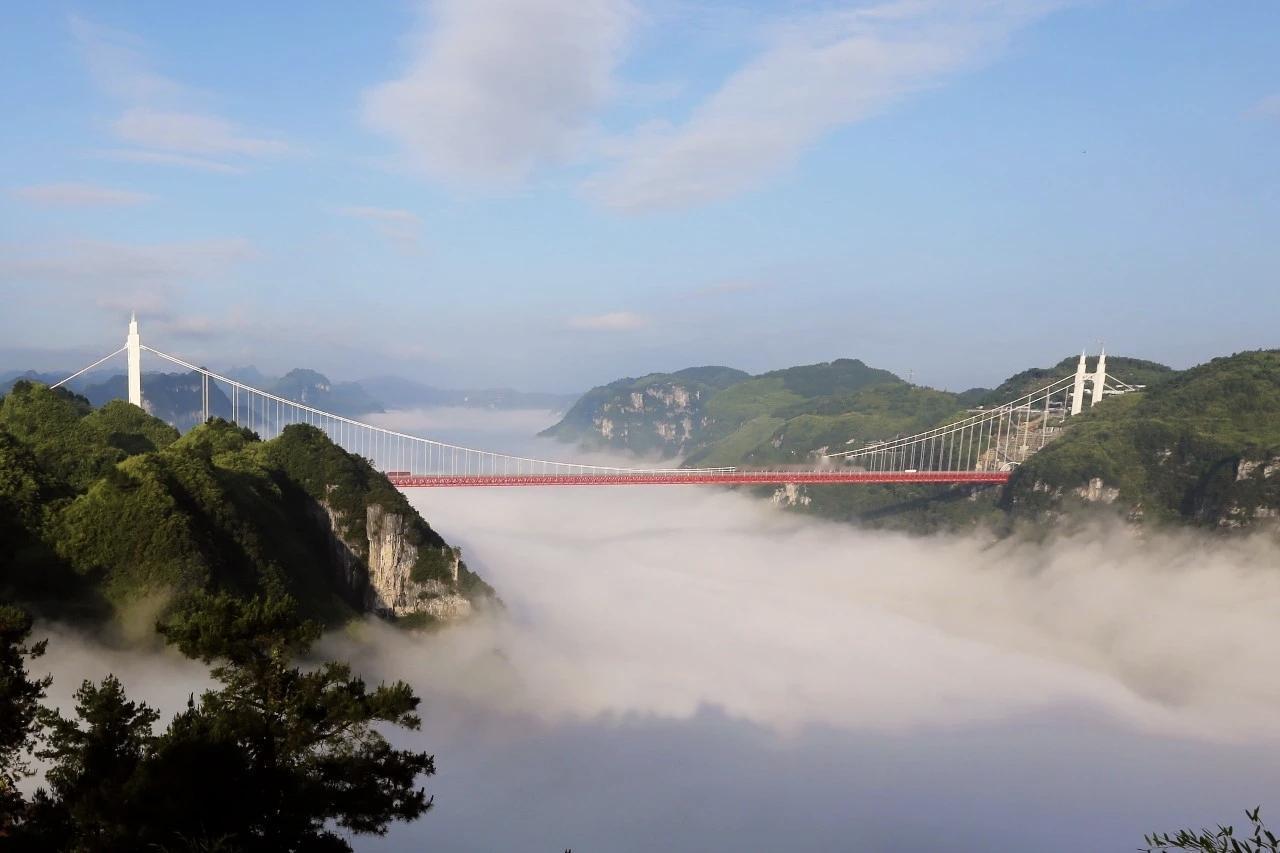 矮寨大桥：峡谷之上的几何力学诗篇近日，湖南高速矮寨大桥再度惊艳全球，这座创