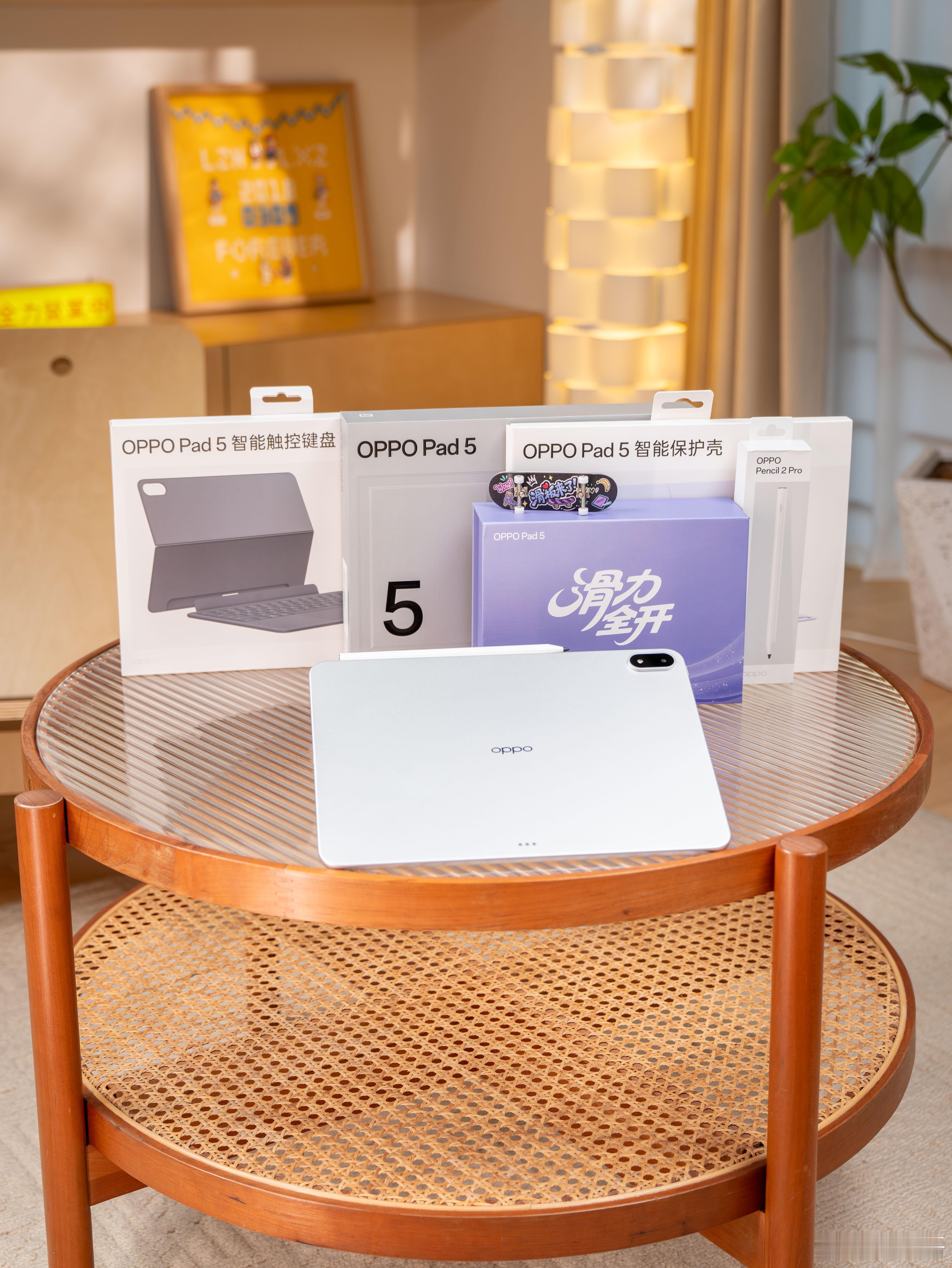 随着近两年各家在互联方面的发力（不论是自己和自己，还是自己和苹果），渐渐的，我们