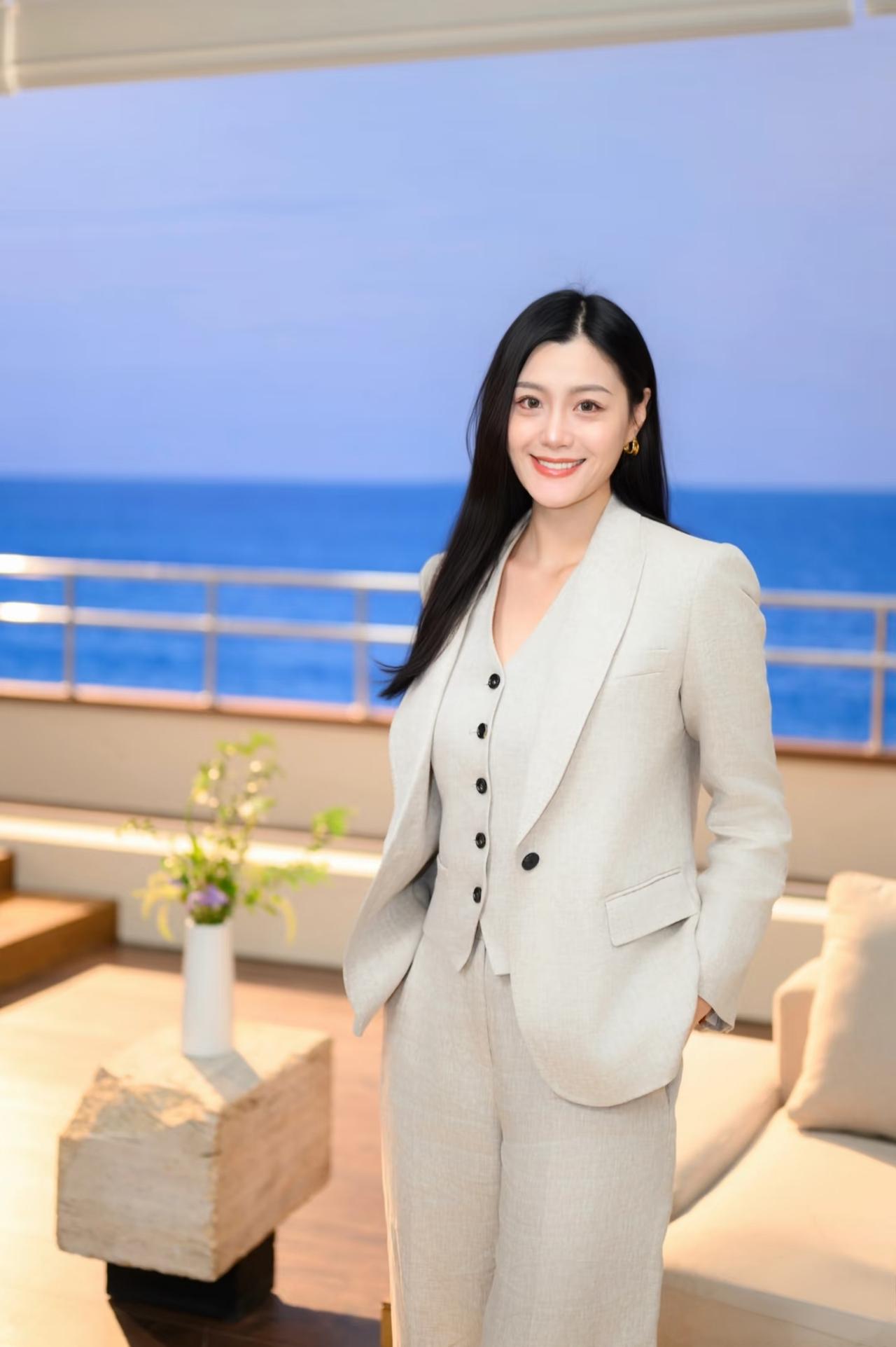 怎样穿搭知性又显身材?