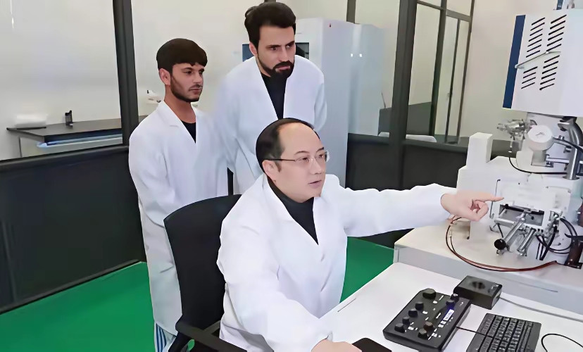 印度光辉战机为什么会坠落，看到印度留学生们找的大学导师似乎就明白啦。这位只有高