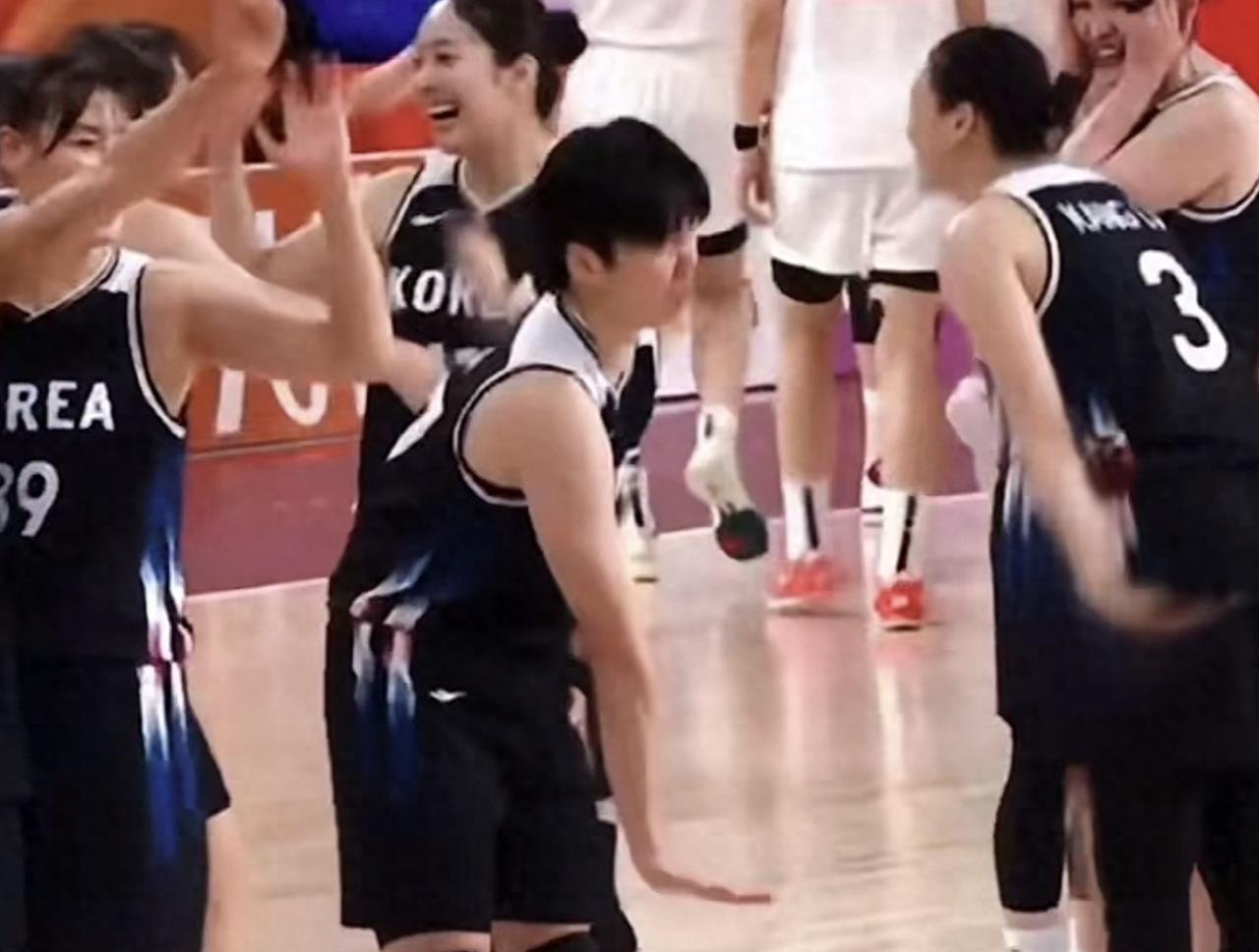 挨打要站稳！在中国女篮不敌韩国女篮后，韩国女篮的队员们近乎疯狂的庆祝，其中一名球