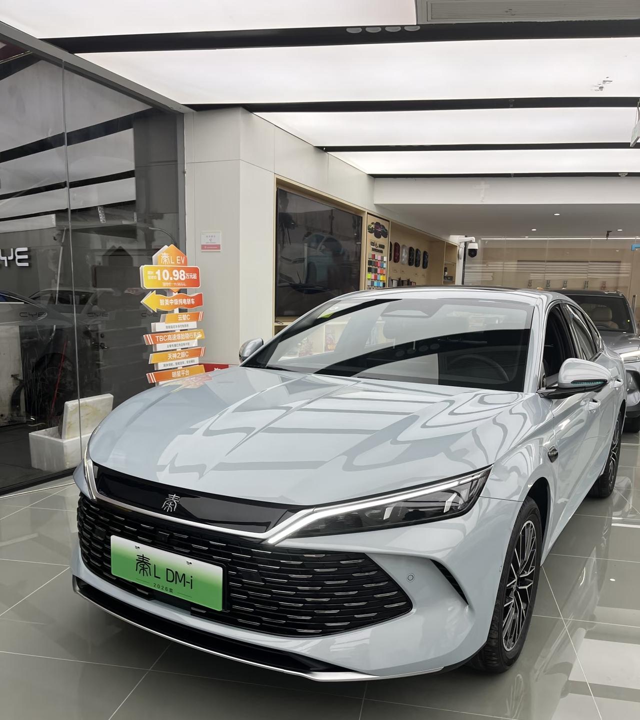 不讲武德！比亚迪这款9.98万的家轿续航2100公里，加油站看了都沉默！提到