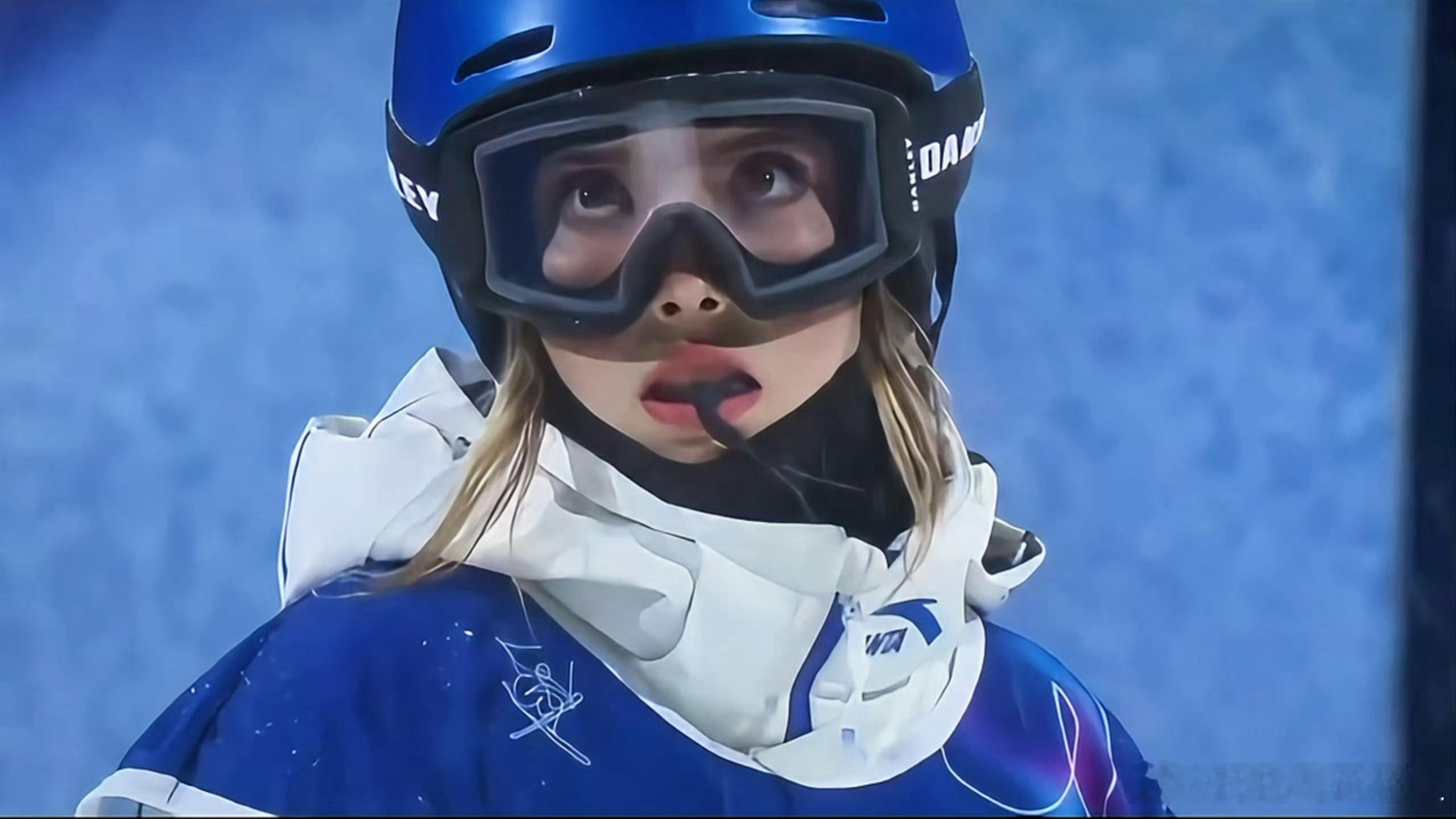 谷爱凌大跳台决赛第三跳前眼神专注坚毅信念感雪场精灵很难不爱啊