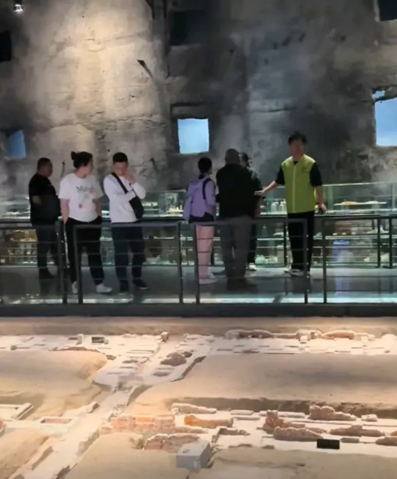 紫色上衣粉色裤子大姐在哈尔滨731遗址内嬉笑不止，被戴眼镜的大姐提醒:“凭这里不